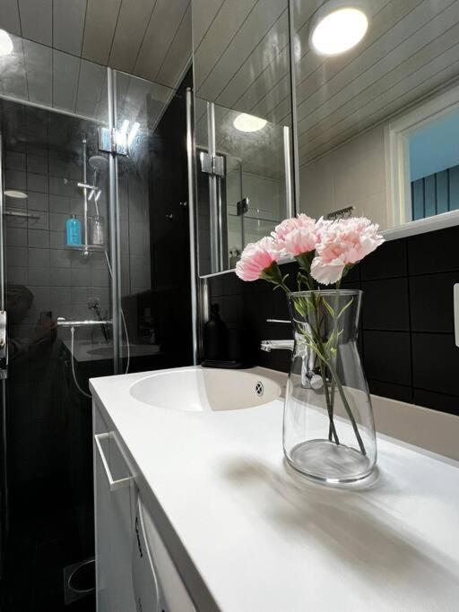 Cozy Penthouse Loft - Near The Airport Daire Vantaa Dış mekan fotoğraf